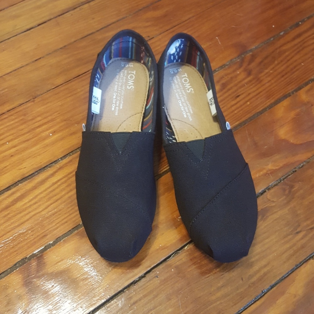 Black TOMS